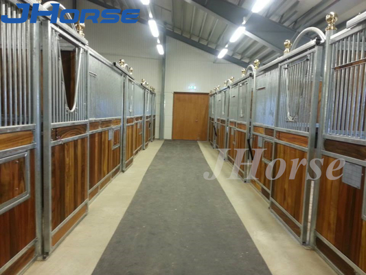 Chuồng ngựa tre chịu được thời tiết được tùy chỉnh với cửa trượt