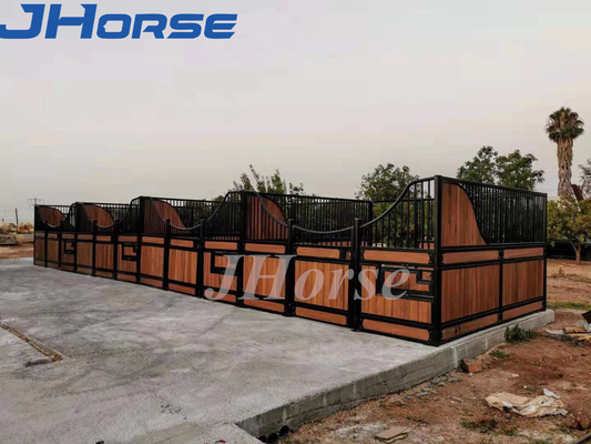 Tấm chuồng ngựa sơn tĩnh điện màu đen tiêu chuẩn 14Feet Mặt trước làm đầy tre