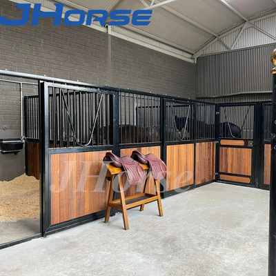 Sơn tĩnh điện 2,5m-4,0m Chuồng ngựa châu Âu trong nhà có cửa trượt phía trước