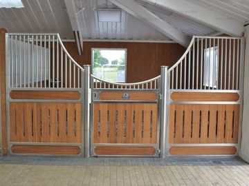 Chuồng ngựa Châu Âu chuyên nghiệp Chất liệu tre bằng gỗ